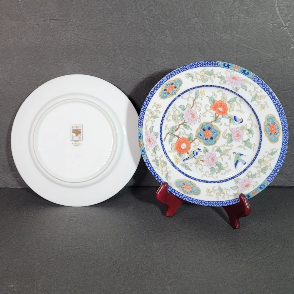 Distinctive Settings Ming Pattern Fine Porcelain Plates Lot of Two 8